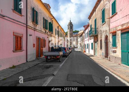 POGGIO, INSEL ELBA, ITALIEN - 16. SEPTEMBER 2018: Kleine Straße mit bunten Häusern in einer Stadt Poggio auf der Insel Elba. Stockfoto