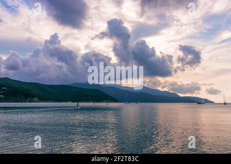 Strand auf der Insel Elba bei Sonnenuntergang, schöne Wolken und ein ruhiges Meer. Toskana, Italien Stockfoto