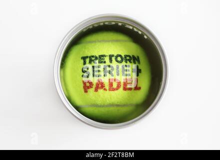 MOTALA, SCHWEDEN - 10. MÄRZ 2021: Padel Balls Series + Padel 3 von Tretorn. Stockfoto