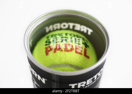 MOTALA, SCHWEDEN - 10. MÄRZ 2021: Padel Balls Series + Padel 3 von Tretorn. Stockfoto