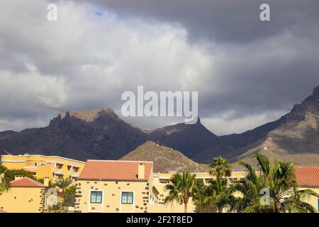 Gipfel der Teneriffa Berge gegen dramatischen Himmel Stockfoto