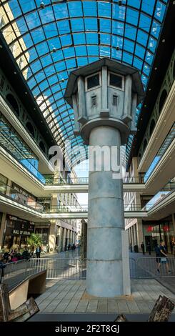 Der ehemalige DDR-Wachturm steht in der Mall of Berlin als Ausstellung, berlin, deutschland Stockfoto