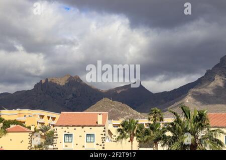 Gipfel der Teneriffa Berge gegen dramatischen Himmel Stockfoto