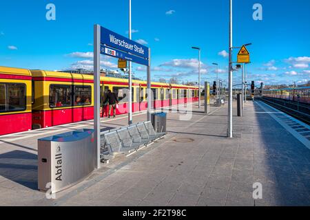 Berliner Bahnhof warschauer straße mit U-Bahnsteig und U-Bahnsteig, deutschland Stockfoto