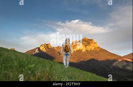 Frau wandern in der Natur. Berggipfel Velky Rozsutec im Nationalpark Mala Fatra, Slowakei. Panoramablick auf die Berge und den blauen Himmel Stockfoto