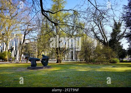 Der "Kö-Bogen", durch die Äste von Bäumen im öffentlichen Garten "Hofgarten" gesehen. Dieser Komplex wurde vom Stararchitekten Daniel Libeskind entworfen. Stockfoto