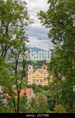 Blick auf die Pfarrkirche Mariä Himmelfahrt in Bruneck in der historischen Stadt. Bruneck (Bruneck) Trentino-Südtirol, Italien (vertikales Foto) Stockfoto