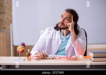 Junge Studentin, die menschliche Anatomie studiert Stockfoto