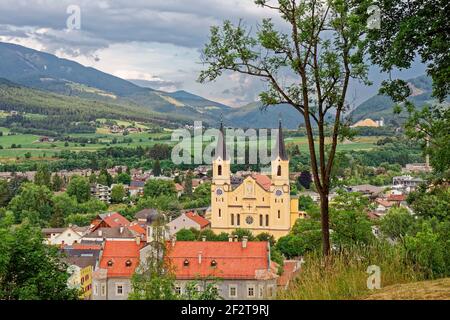 Ansicht der Pfarrkirche Mariä Himmelfahrt in Bruneck in der historischen Stadt Bruneck (Bruneck) Trentino-Südtirol, Italien Stockfoto