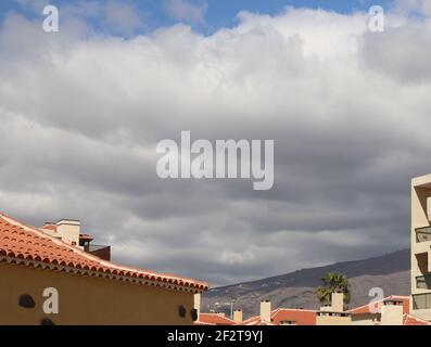 Gipfel der Teneriffa Berge gegen dramatischen Himmel Stockfoto