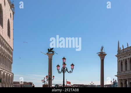 Der schönste Platz der Welt San Marco (Piazza San Marco). Blick auf die berühmten Säulen und den Dogenpalast. Venedig, Italien Stockfoto