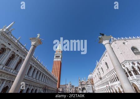 Der schönste Platz der Welt San Marco (Piazza San Marco). Blick auf die berühmten Säulen, den Dogenpalast (Palazzo Ducale) und den Glockenturm des heiligen Markus (Camp Stockfoto