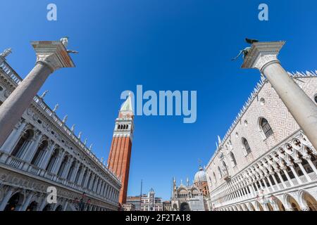 Der schönste Platz der Welt San Marco (Piazza San Marco). Blick auf die berühmten Säulen, den Dogenpalast (Palazzo Ducale) und den Glockenturm des heiligen Markus (Camp Stockfoto