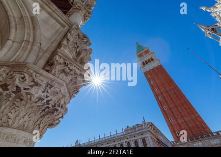 Der schönste Platz der Welt San Marco (Piazza San Marco). Blick auf den Glockenturm des Markusplatzes (Campanile di San Marco). Venedig, Italien Stockfoto