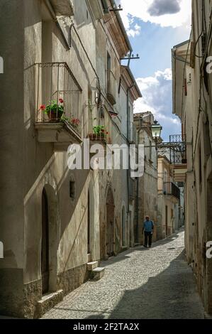 Gasse in einer alten Bergstadt. Seelenfrieden als Lebensart. Castiglione a Castauria, Provinz Pescara, Abruzzen, Italien, Europa Stockfoto