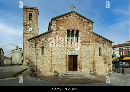 Die Fassade der Kirche Santa Maria delle Grazie in Civitacquana. Die Kirche ist ein nationales Denkmal. Pescara Provinz, Abruzzen Stockfoto