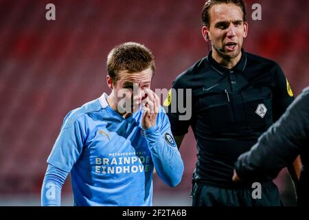 NIJMEGEN, NIEDERLANDE - MÄRZ 12: Mathias Kjolo vom PSV U23 mit einem verletzten Auge, Schiedsrichter Clay Ruperti während des niederländischen Keukenkampioendivisie-Spiels dazwischen Stockfoto