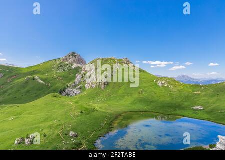 Schöner kleiner Alpensee (Lago di Valparola) Valparola Pass, Dolomiten, Italien Stockfoto