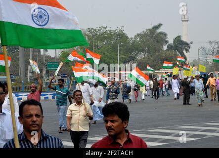 Kalkutta, Indien. März 2021, 13th. Anhänger von Sanyukt Kishan Morcha Mahapanchayat unter Gandhi Statue in kalkutta in Indien. (Foto: Sanjay Purkait/Pacific Press) Quelle: Pacific Press Media Production Corp./Alamy Live News Stockfoto