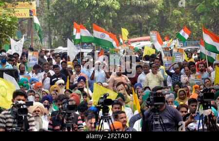 Kalkutta, Indien. März 2021, 13th. Anhänger von Sanyukt Kishan Morcha Mahapanchayat unter Gandhi Statue in kalkutta in Indien. (Foto: Sanjay Purkait/Pacific Press) Quelle: Pacific Press Media Production Corp./Alamy Live News Stockfoto