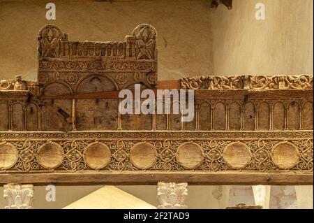 Hölzerne Ikonostase der Bergkirche Santa Maria im Valle Porclaneta. Rosciolo, Provinz l'Aquila, Abruzzen, Italien, Europa Stockfoto