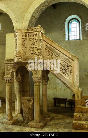 Ambo aus geschnitztem Stein. Santa Maria in Valle Porclaneta, Rosciolo, Provinz L'Aquila, Abruzzen, Italien, Europa Stockfoto