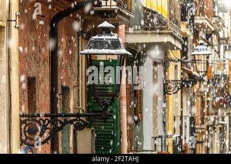 Plötzlicher Schneefall im Frühling. Abruzzen, Italien, Europa Stockfoto