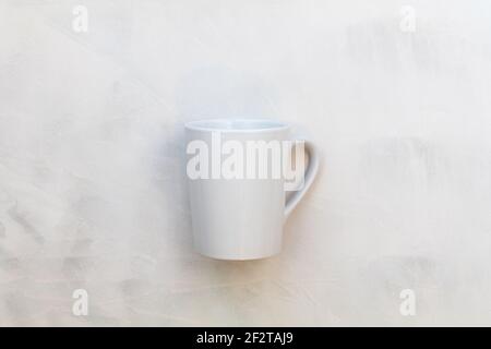 Weißer Becher Mockup auf grauem Aquarell Hintergrund flach Lay Kopie Platz Stockfoto