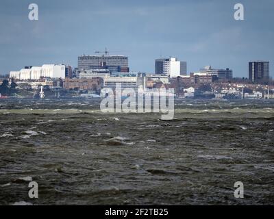 Sheerness, Kent, Großbritannien. März 2021, 13th. UK Wetter: Ein windiger und kalter Morgen mit einigen sonnigen Zauber in Sheerness, Kent. Blick Richtung Southend am Meer. Kredit: James Bell/Alamy Live Nachrichten Stockfoto