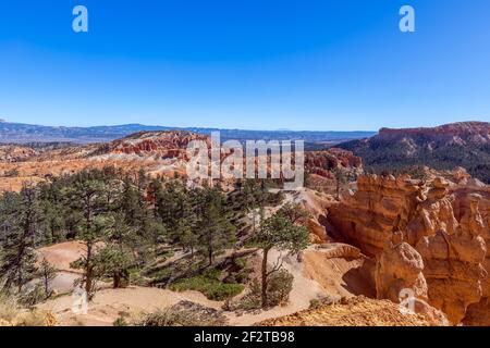 Panoramablick auf beeindruckende Sandsteinformationen im malerischen Bryce Canyon National Park an einem sonnigen Tag. Utah, USA Stockfoto