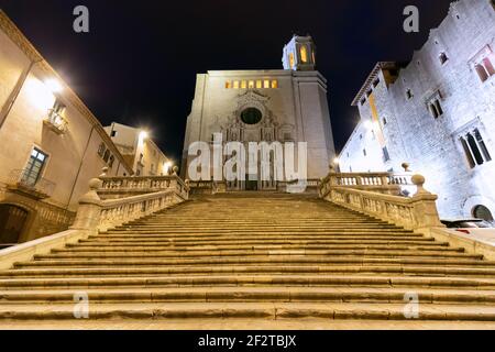 Blick auf die Hauptfassade der mittelalterlichen Kathedrale von Girona im gotischen Stil (Catedral de Santa Maria de Gerona) in der Nachtbeleuchtung. Girona, Katalonien, Spanien Stockfoto