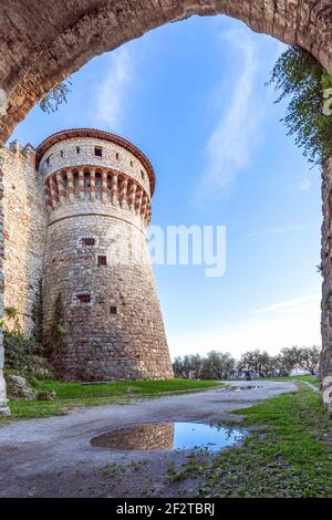 Blick vom Bogen der Hauptbrücke auf die Aussichtsturm der Burg von Brescia Stockfoto