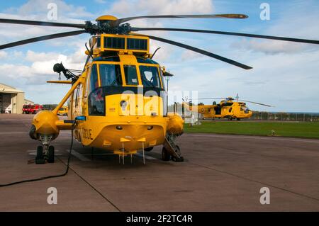 Royal Air Force Such- und Rettungshubschrauber Sea King von 202 Squadron bei RAF Boulmer, Northumberland, England, im Ruhestand im Jahr 2015 und ersetzt durch zivile Hubschrauber, obwohl nicht von RAF Boulmer betrieben werden, Das seine Rolle als wichtiger Bestandteil der RAF Battlespace Management Force und Heimat des Air Surveillance and Control Systems (ASACS) fortsetzt. Stockfoto