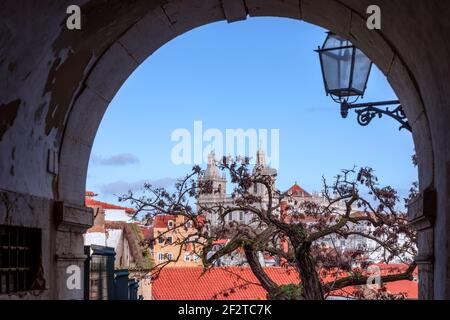 Blick vom alten Bogen auf das Kloster St. Vincent vor den Mauern (Igreja de São Vicente de Fora) Lissabon, Portugal Stockfoto