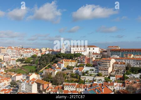 Schöner Panoramablick auf den Graca (Graça) Hügel mit der Kirche Nossa Senhora da Graca und dem Kloster auf der Spitze. Lissabon, Portugal Stockfoto