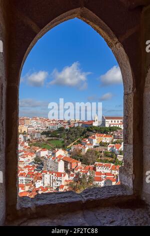 Blick auf Graca (Graça) Hügel mit Nossa Senhora da Graca Kirche und Kloster aus dem Saint George Castle Aussichtsturm. Lissabon, Portugal Stockfoto