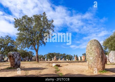 Panoramablick auf den megalithischen Komplex Almendres Cromlech (Cromelelique dos Almendres) Evora, Region Alentejo, Portugal Stockfoto