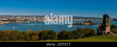 Panoramablick auf Drakes Island, Plymouth Sound vom Mount Edgcumbe Country Park. Stockfoto