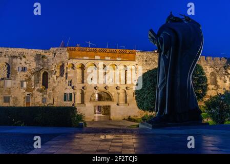 Nachtansicht des goldenen Tores und der statue von grgur ninski in Split, Kroatien Stockfoto