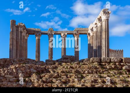 Der römische Tempel von Evora (Templo romano de Évora) berühmtes historisches Wahrzeichen in Alentejo, Portugal Stockfoto
