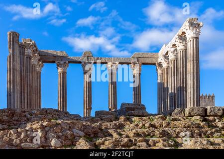 Der römische Tempel von Evora (Templo romano de Évora) berühmtes historisches Wahrzeichen in Alentejo, Portugal Stockfoto