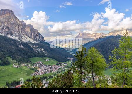 Panoramablick auf das Gadertal am Fuße des Sassongher bei Sonnenuntergang. Stockfoto