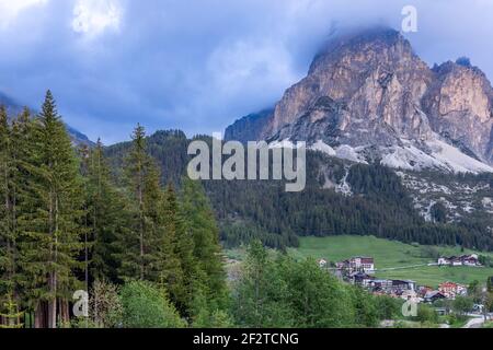 Schöner Abend Blick auf den Sassongher Gipfel bedeckt mit Wolken Stockfoto