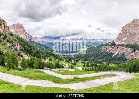 Panoramablick auf die Panoramastraße (Grödner Pass) Durch den Pass zwischen Gröden und Gadertal führt Zur Alpenstadt Colfosco Stockfoto