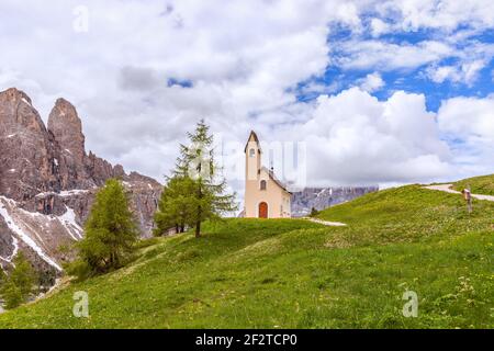 Schöne Aussicht auf die Kapelle St. Maurizio am Grödner Pass, Südtirol, Italien (italienische Dolomiten) Stockfoto