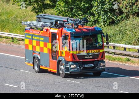 2019 Feuerwehr- & Rettungswagen, Tender, Rettungsdienst, MAN 6871cc Diesel-Rettungsfahrzeug auf der M6 Motorway in Lancashire UK Stockfoto