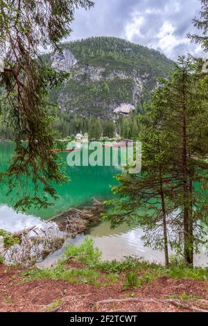 Blick vom Ufer des Lake Prags auf eine kleine Kapelle am Ufer. Italienische Dolomiten Stockfoto