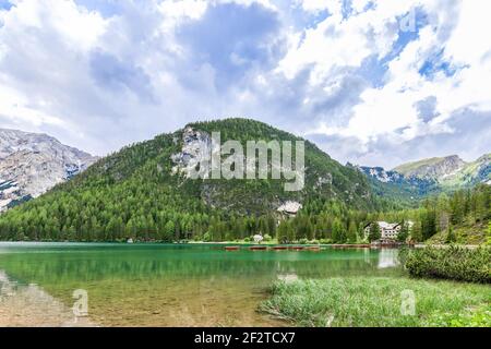 Schöne Aussicht auf den berühmten Prags See mit Smaragdkristall Wasser in den italienischen Alpen Stockfoto