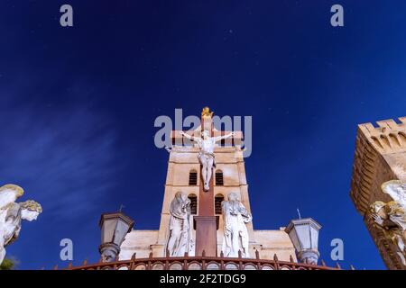 Denkmal der Kreuzigung Jesu unter einem Himmel voller Sterne auf dem Platz der Kathedrale unserer Lieben Frau Von Doms in Avignon Stadt Stockfoto