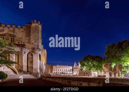 Nachtansicht des zentralen Platzes vor dem Palast Der Päpste in der Stadt Avignon Stockfoto